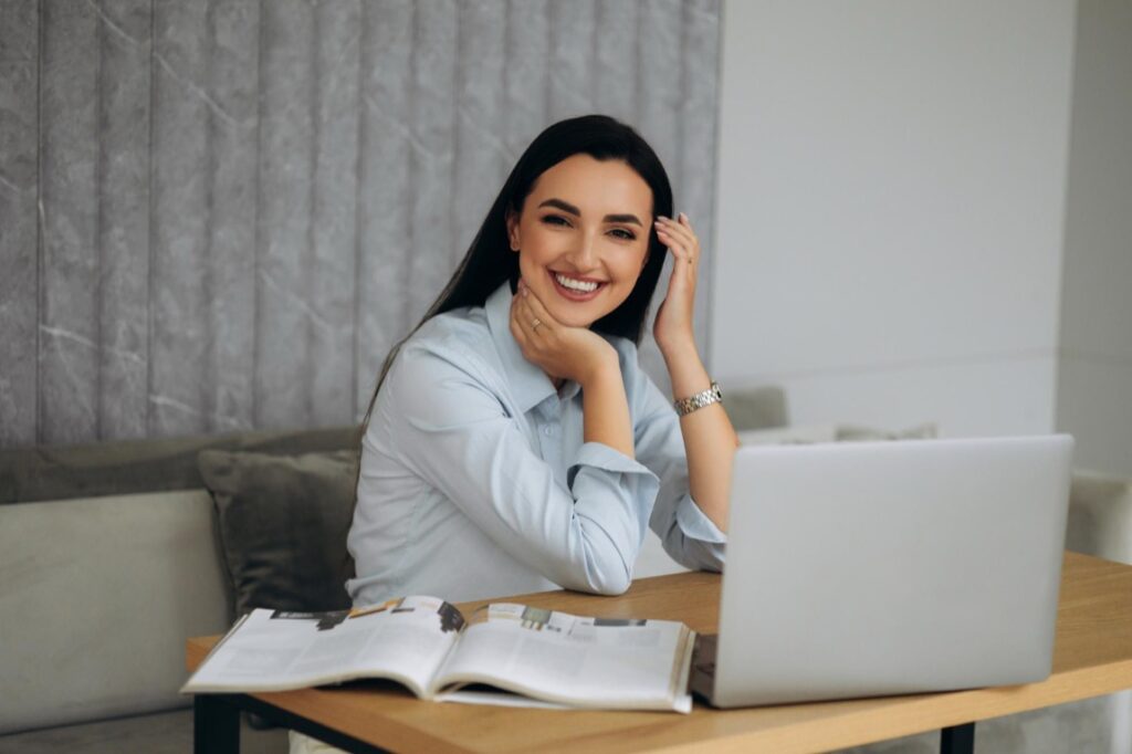 Analizując szczegółowo specyfikację HP ProBook 465 G11, widać wyraźnie, że to urządzenie stworzone z myślą o profesjonalistach