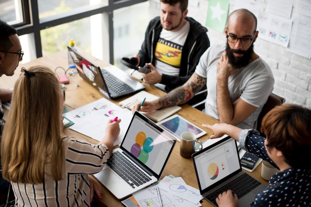 Wybór odpowiedniego laptopa biznesowego to decyzja, która wpływa na codzienną efektywność pracy