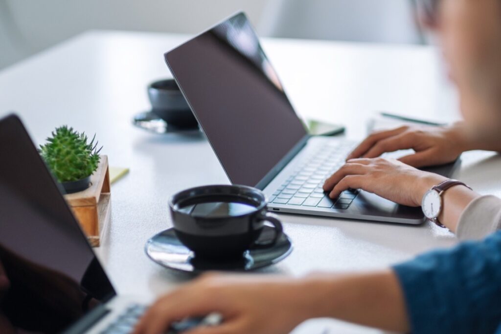 Segment laptopów biznesowych od lat rządzi się własnymi zasadami, w których kluczowe znaczenie mają niezawodność, przewidywalność pracy i bezpieczeństwo danych