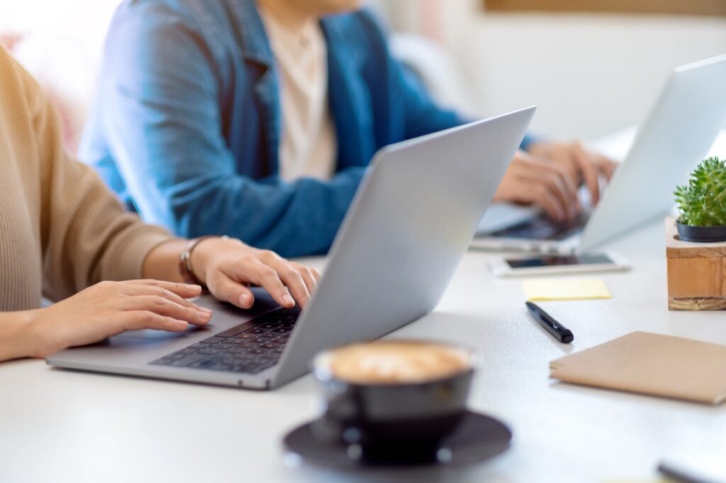 Segment laptopów biznesowych od lat rządzi się własnymi zasadami, w których kluczowe znaczenie mają niezawodność, przewidywalność pracy i bezpieczeństwo danych