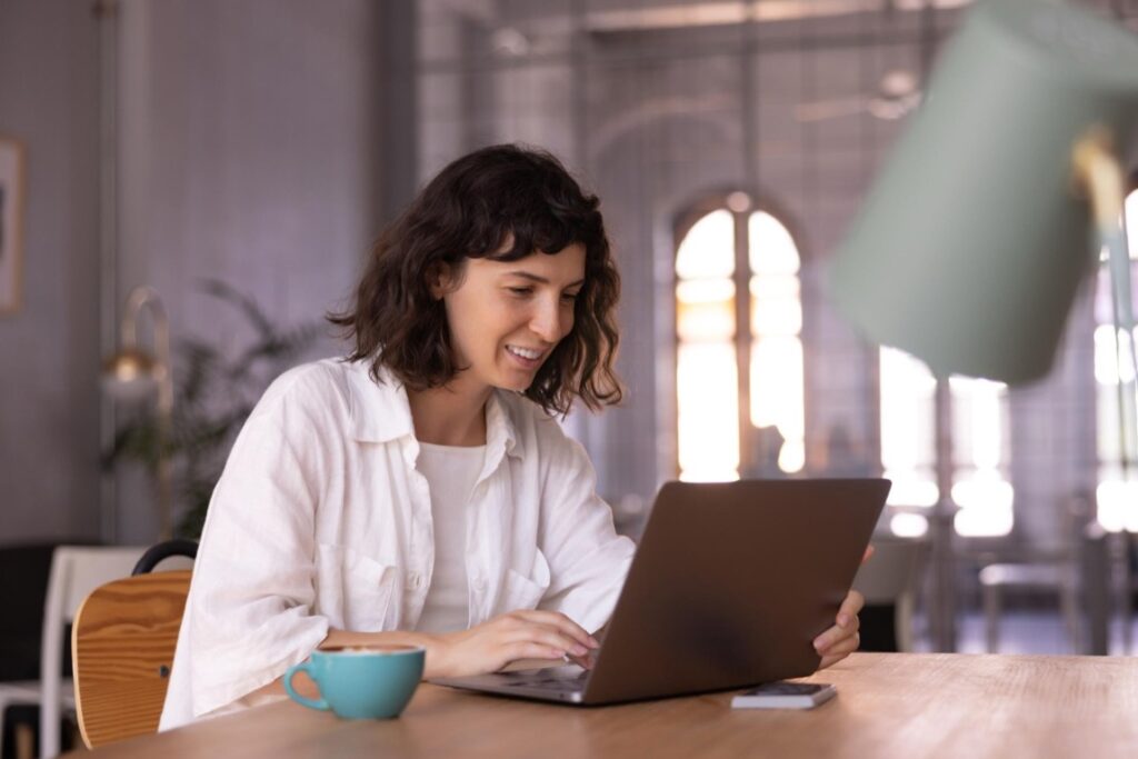 Segment laptopów biznesowych coraz wyraźniej koncentruje się na połączeniu mobilności, wysokiej kultury pracy oraz wsparcia dla rozwiązań opartych na sztucznej inteligencji
