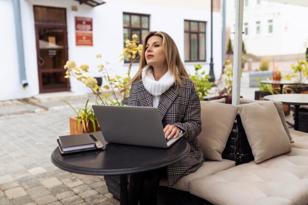 Rynek laptopów biznesowych przez lata był zdominowany przez surową estetykę, która dla wielu młodych pracowników staje się dzisiaj barierą