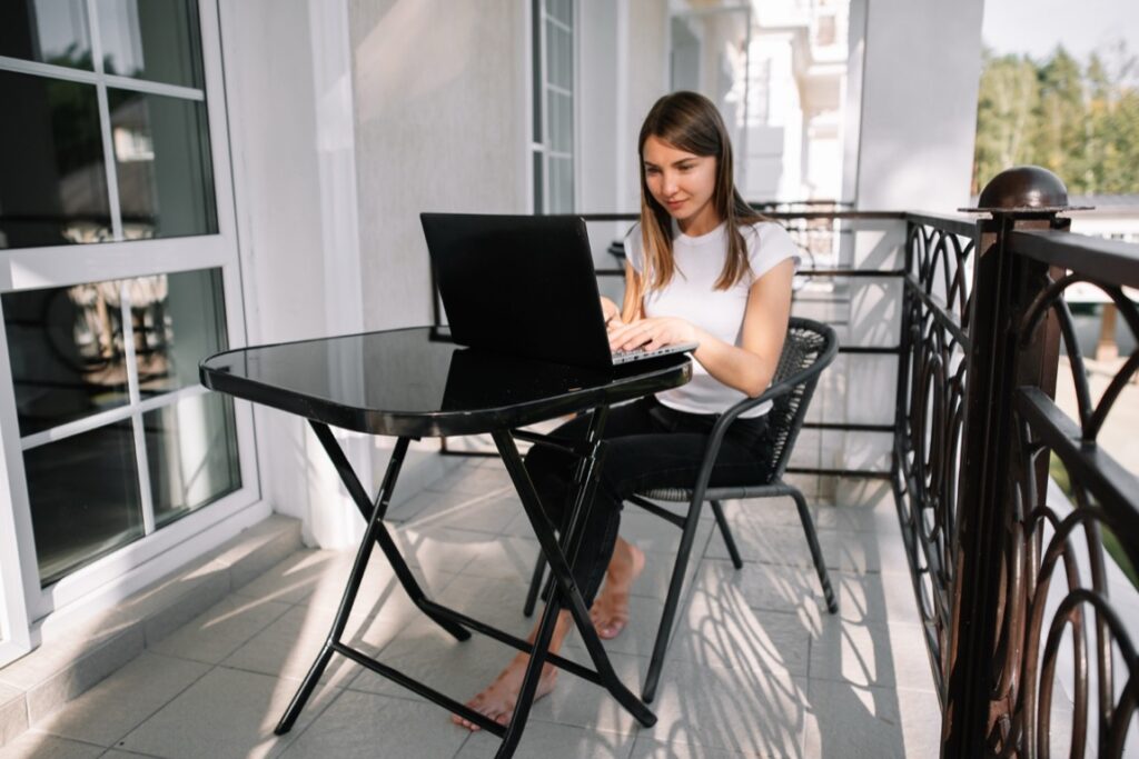 Rynek laptopów biznesowych przez lata był zdominowany przez surową estetykę, która dla wielu młodych pracowników staje się dzisiaj barierą