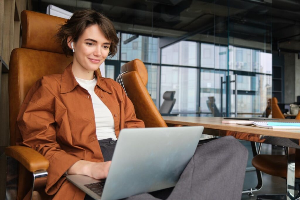 Rynek mobilnych stacji roboczych przyzwyczaił nas do wysokich standardów, ale model Lenovo ThinkPad P16 Gen 3 w konfiguracji 21RQZV1MZPB przesuwa granice pojęcia przenośnego komputera