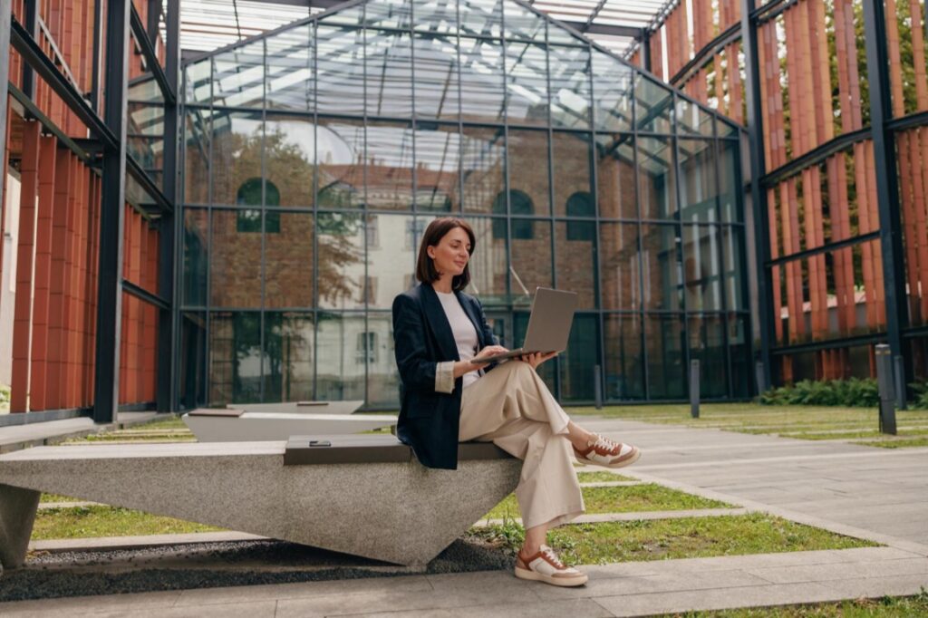 HP EliteBook 6 G1i 14 to kompaktowy notebook zaprojektowany z myślą o pracy mobilnej i biurowej