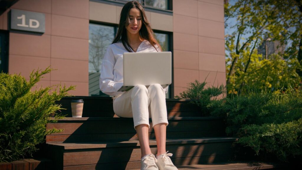 HP EliteBook 6 G1i 14 to kompaktowy notebook zaprojektowany z myślą o pracy mobilnej i biurowej